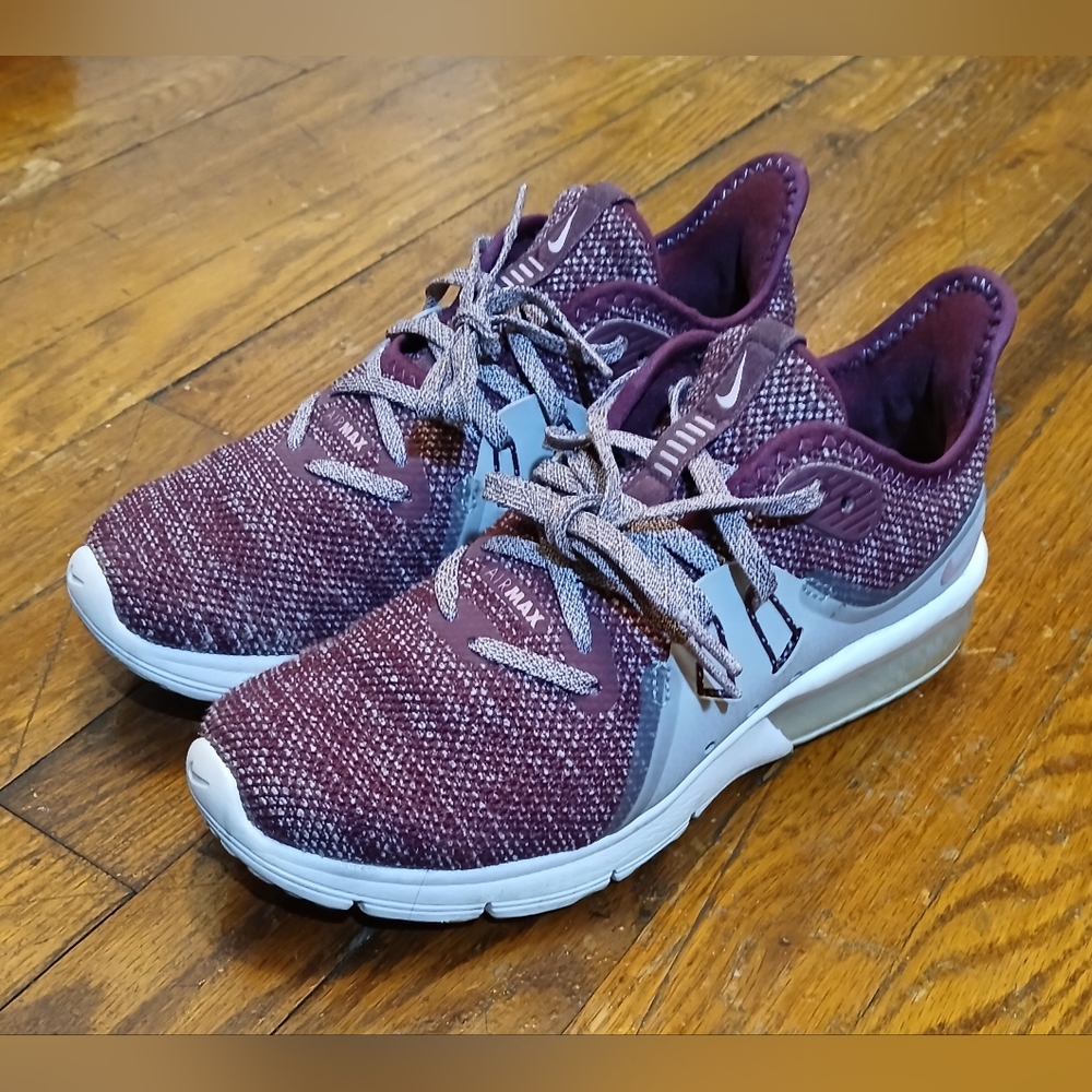 Nike Air Max Sequent 3 Women's Flyknit Style Athletic Sneakers Size 6